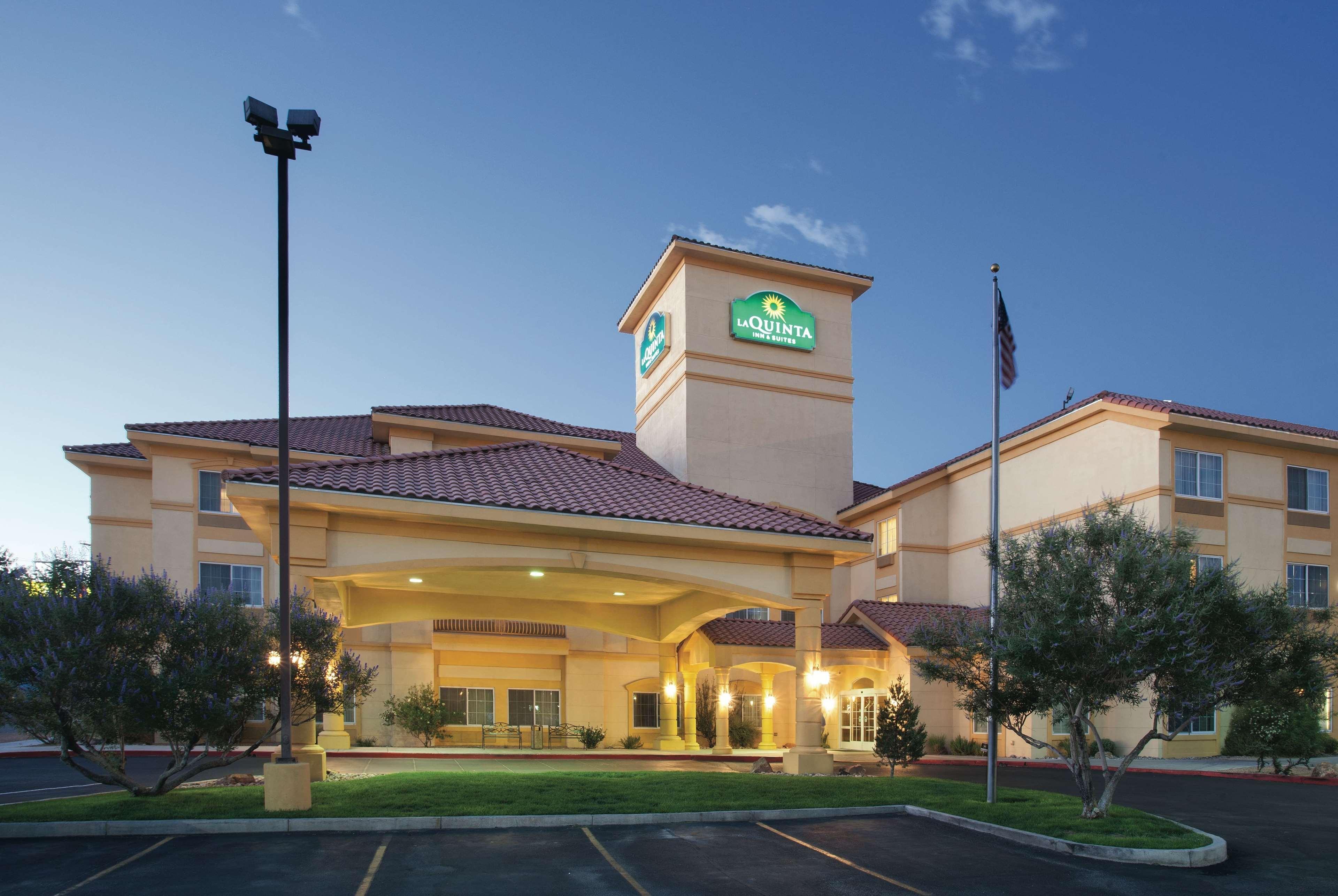 La Quinta Inn & Suites By Wyndham Albuquerque Midtown Exterior photo